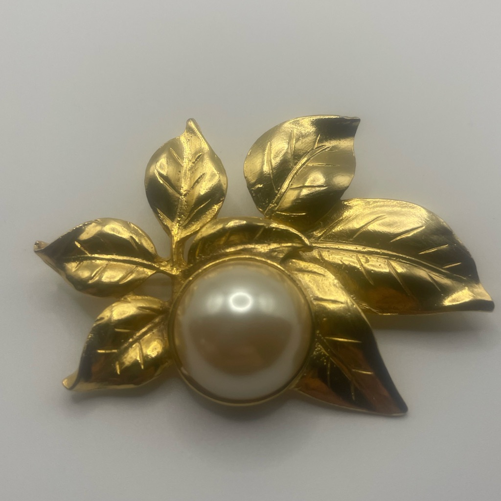 Vintage Richelieu Elegant Gold Leaf Brooch Pin With Pearl Accent 40$